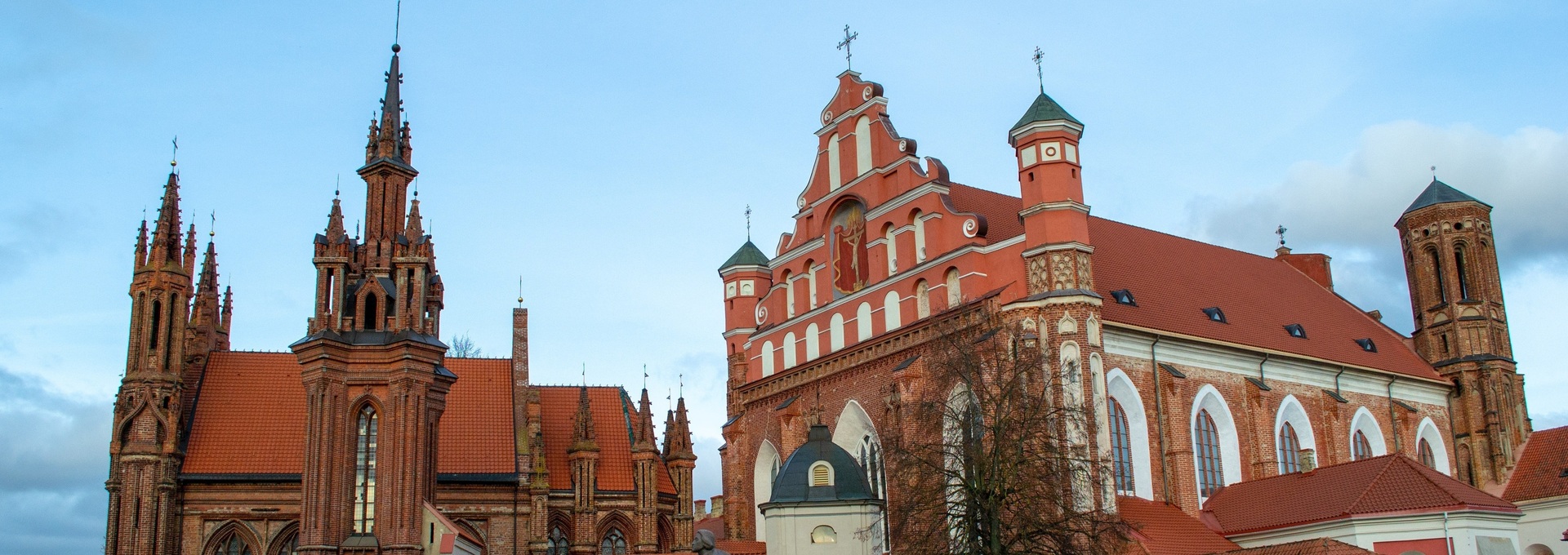 Gotische St.-Anna-Kirche und barocke Bernhardinerkirche in Vilnius, Litauen