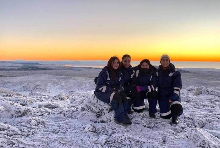 Sonnenuntergang über schneebedeckter Landschaft