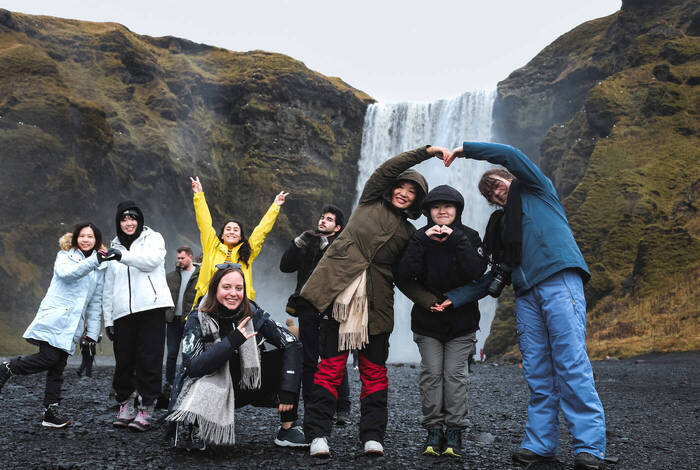Volunteers vor einem Wasserfall in Island