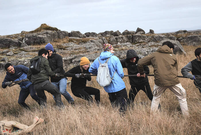 Volunteers beim Seilziehen