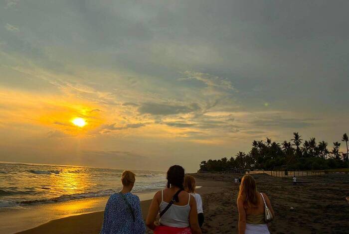 Freiwillige am Strand bei Sonnenuntergang Freiwillige am Strand bei Sonnenuntergang