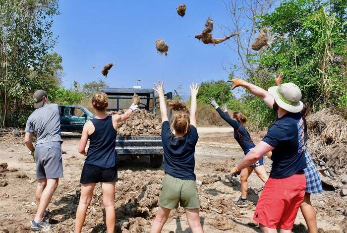 Volunteers beim Reinigen der Gehege Volunteers beim Reinigen der Gehege