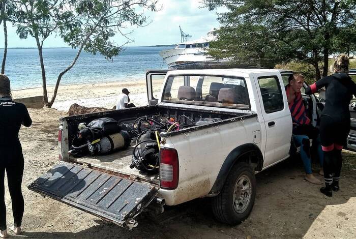 Tauchvorbereitungen beim Korallenschutz