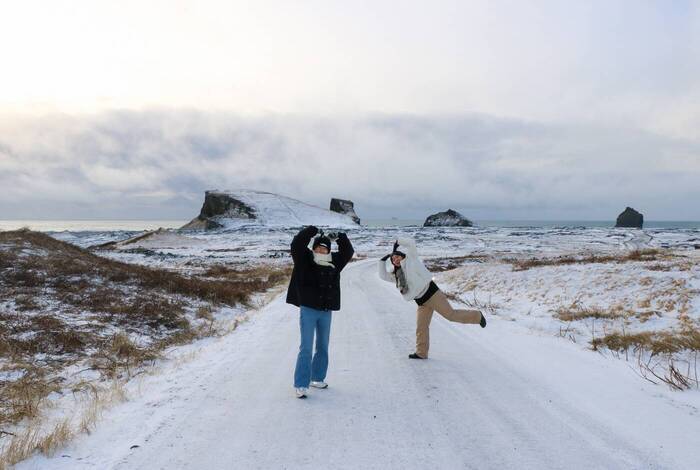 Volunteers vor schneebedeckter Landschaft in Island
