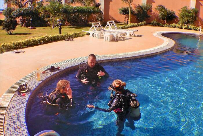 Tauchübungen im Pool