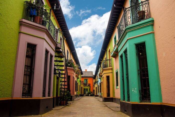 18 to 35s Essential Colombia